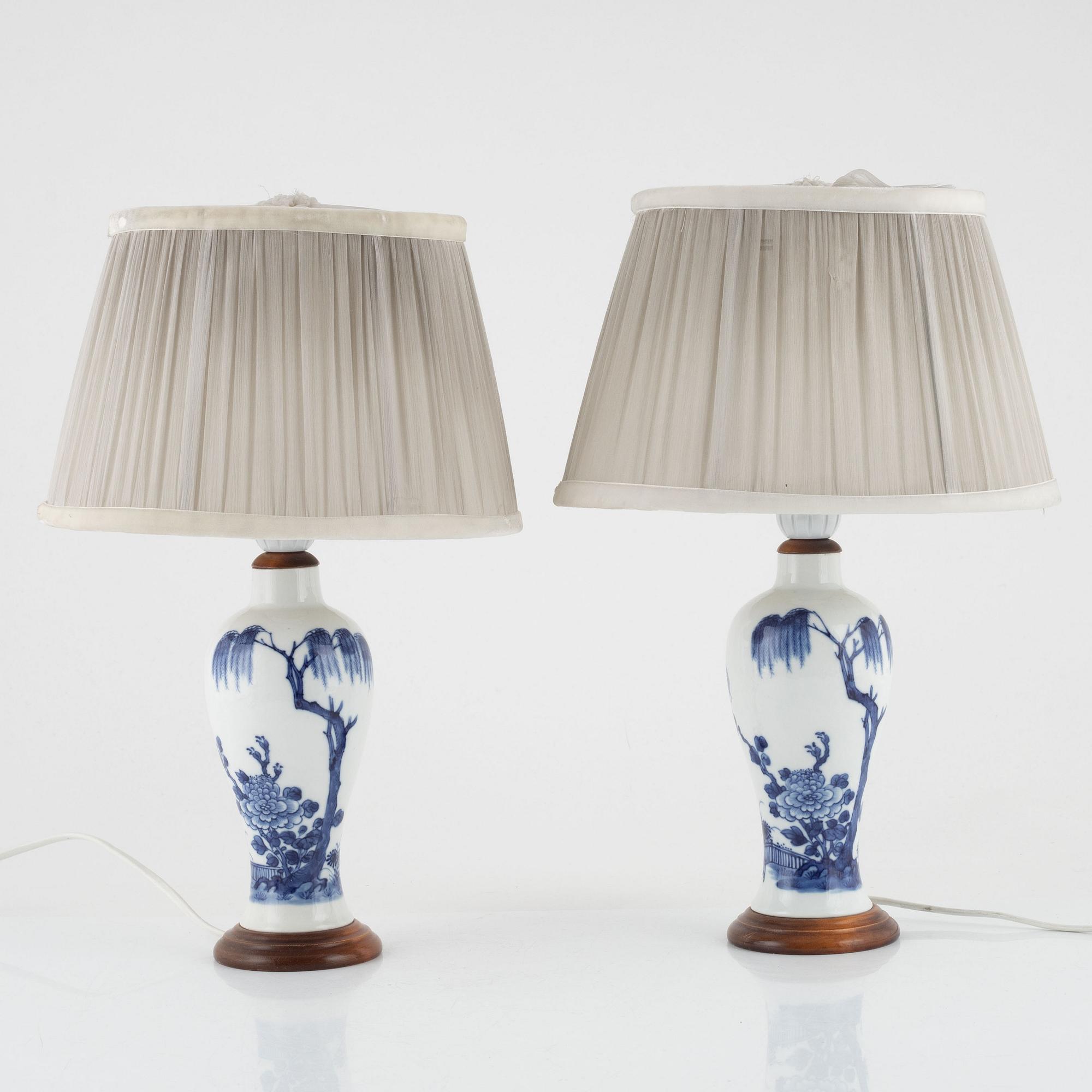 Bordslampor, ett par, porslin, Kina, 1900-talets andra hälft.