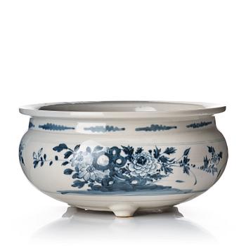 840. A blue and white censer, Qing dynasty, 18th Century.