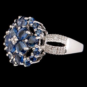 RING, 10 k vitguld, safirer och briljantslipade diamanter tot 0.01 ct. Vikt 4 g.