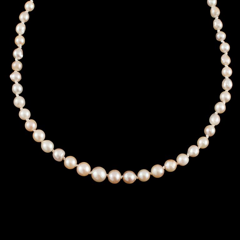 COLLIER, odlade pärlor, lås i silver med pastestenar.