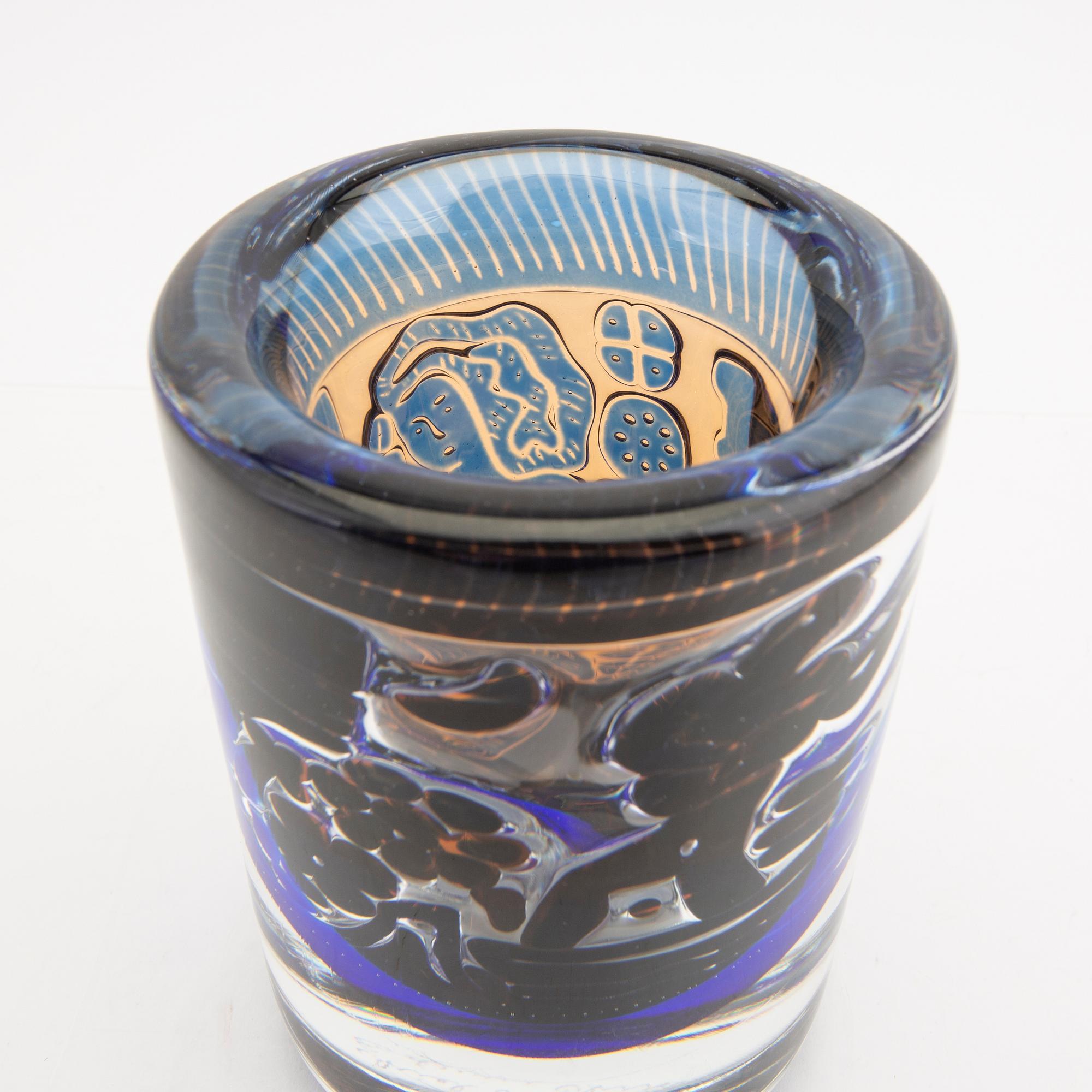An Edvin Öhrström signed Gonodljären glass vase from Orrefors 1979.