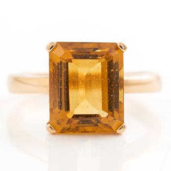 18K gold ring with a faceted citrine.