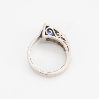 Ring, Lantz, 18K vitguld med safir och briljantslipade diamanter.
