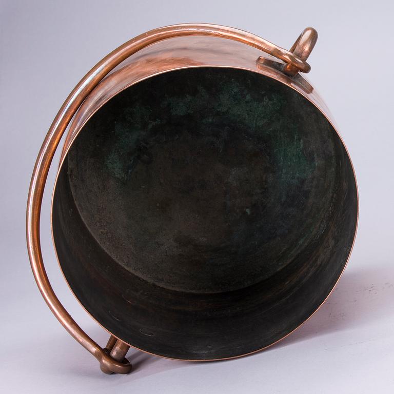 GRYTA MED LOCK, koppar, märkt A.G.G., 1800-tal.