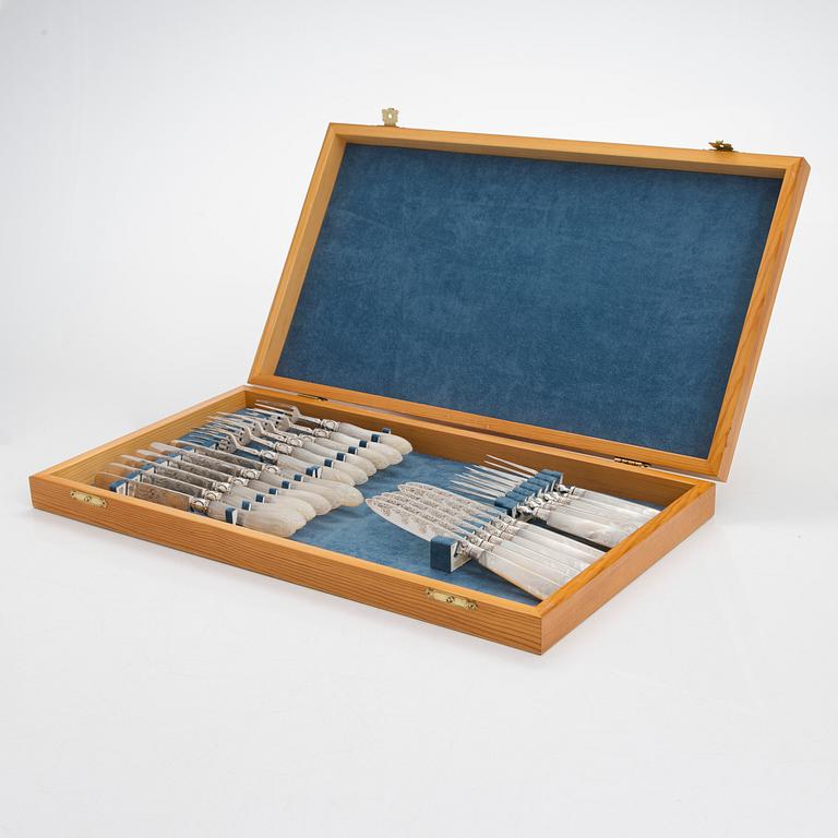 Smörgås- och fruktbestick, 24 st, pärlemor, dels sterlingsilver, dels försilvrade, Sheffield 1853 och 1905.