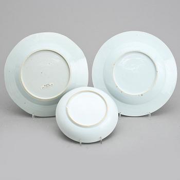 TALLRIKAR 2 st, SAMT SKÅLFAT, porslin, Qianlong, Kina 1700-tal.