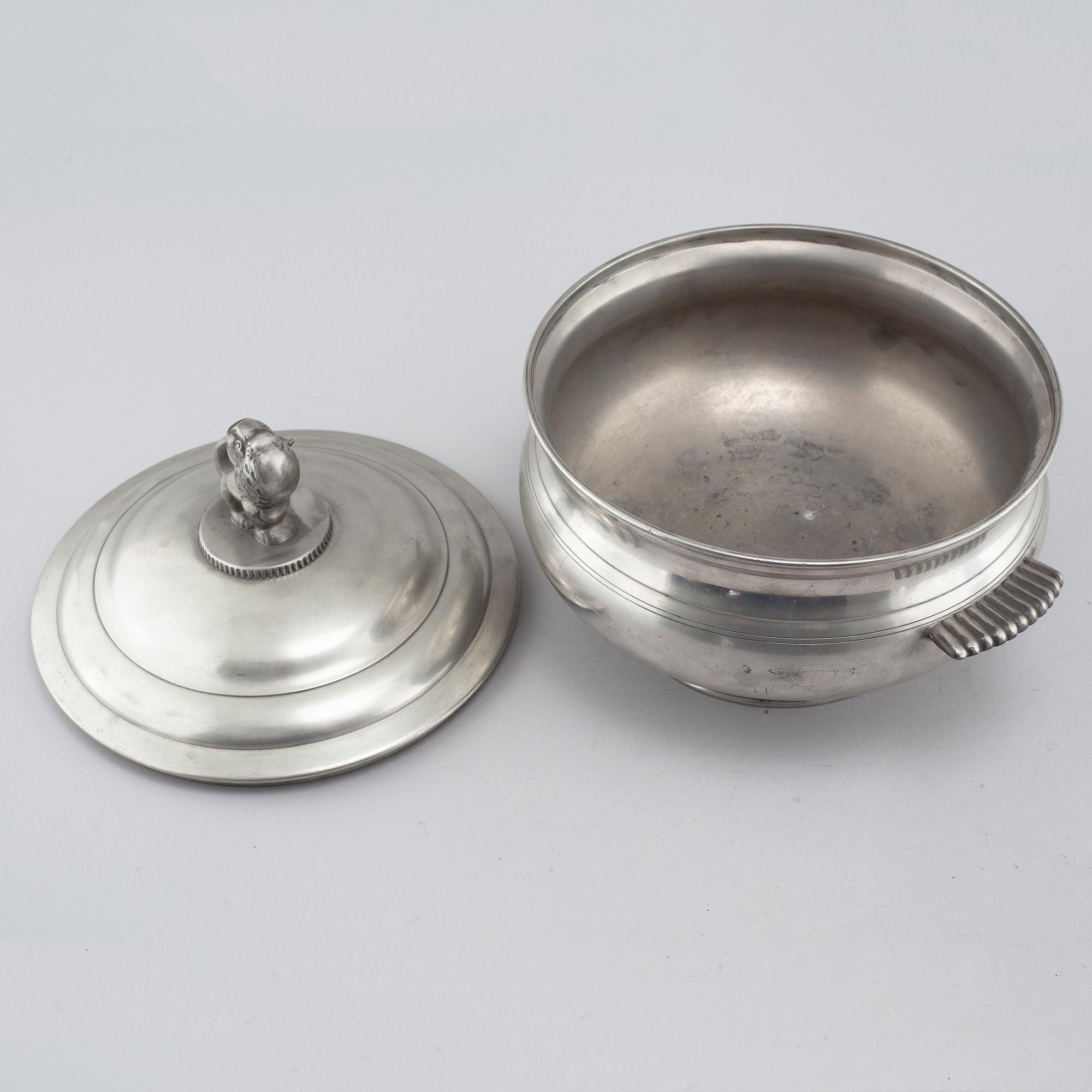 Terrin med lock, tenn, modell 277, Firma Svenskt Tenn, 1926. Lockknoppen troligtvis formgiven av Anna Petrus.