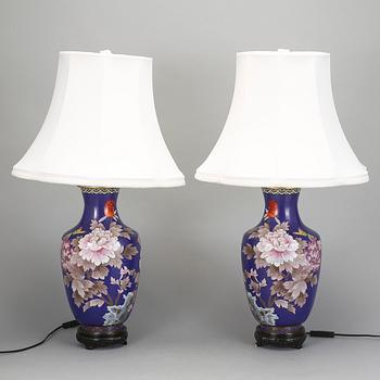 BORDSLAMPOR, ett par, brons med cloisonné, Kina, 1900-tal.