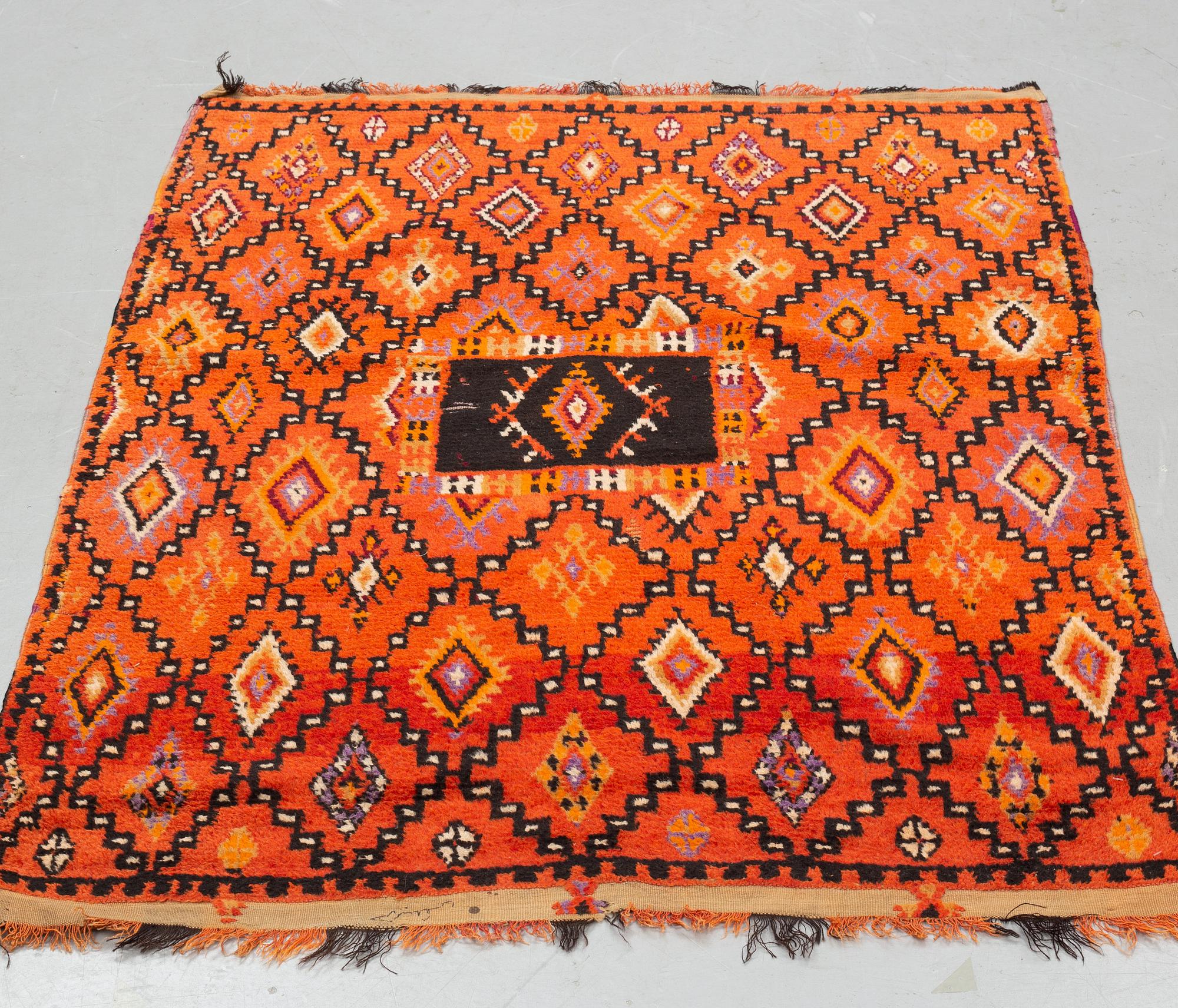Matto, semi-antique Moroccan, ca 163 x 116-119 cm.