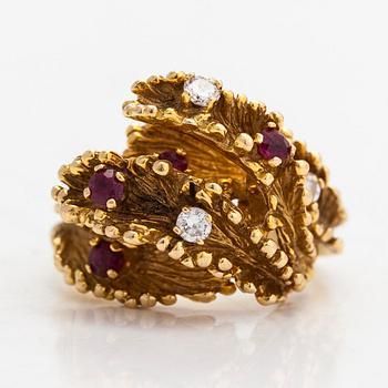 An 18K gold ring with brilliantcut diamonds approx. 0.22 ct in total and rubies. Finnish import mark 1972.