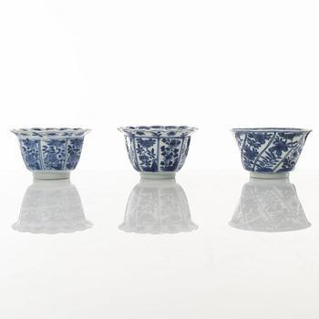 Tre koppar och tre fat, porslin, Kina, Qingdynastin, Kangxi (1662-1722).