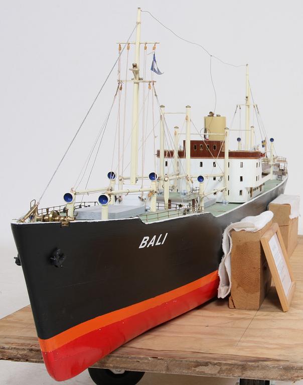 BÅTMODELL, "m/s Bali", modellen byggd av Å. Carlberg.