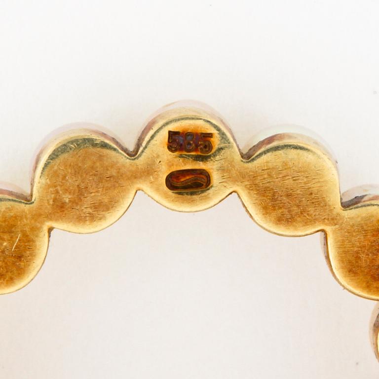 A cultured pearl brooch.