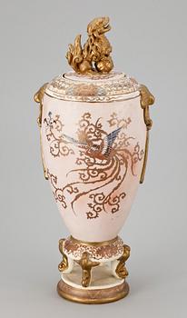 URNA MED LOCK, flintgods, Satsuma, Japan. Tidigt 1900-tal.