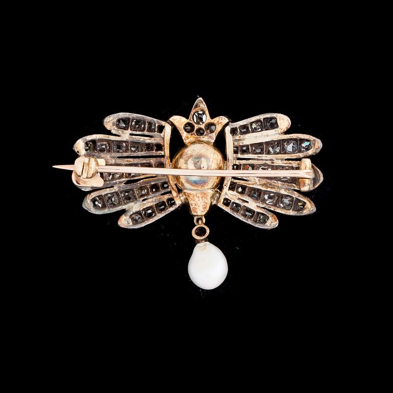 BROSCH, 18k guld och silver, besatt med fasettslipade diamanter och pärlor. 1900-talets början. Vikt ca 8,3 g.