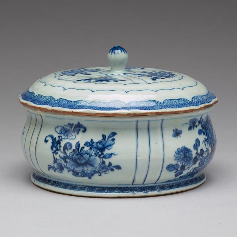 A blue and white tureen with cover, Qing dynasty, Qianlong (1736-95).