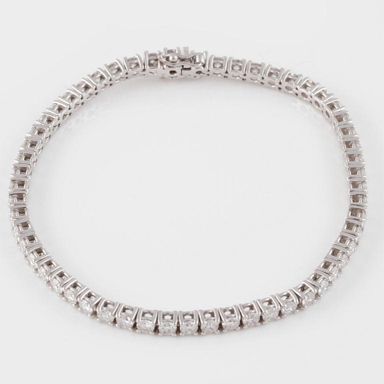 ARMBAND, 18K vitguld med briljantslipade diamanter ca 5.13 ct. Vikt 12,3 gram.
