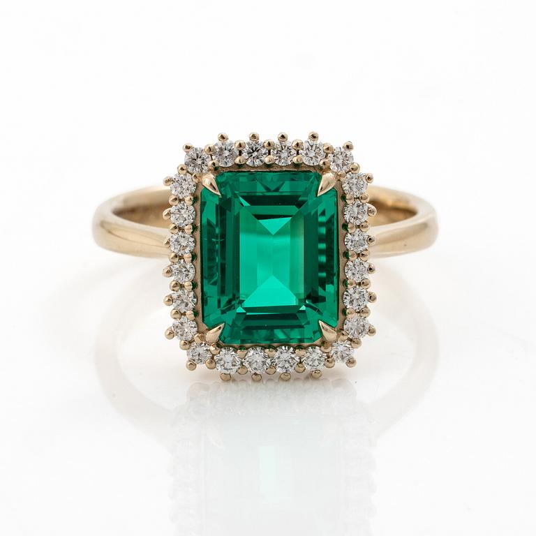Ring 18K white gold with synthetic emerald and brilliant-cut diamonds.
