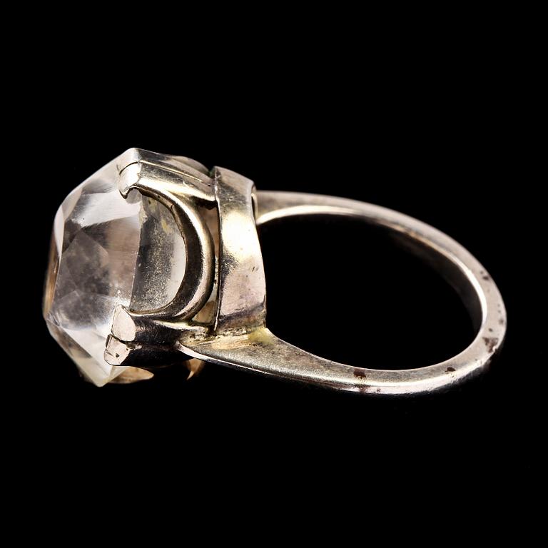 RING, silver med fasettslipad bergskristall. Vikt 11 g.