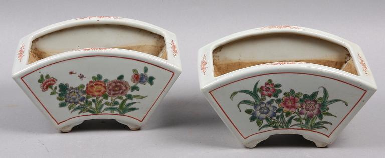 BLOMKRUKOR, 2 st, porslin, Kina, 1900-tal.