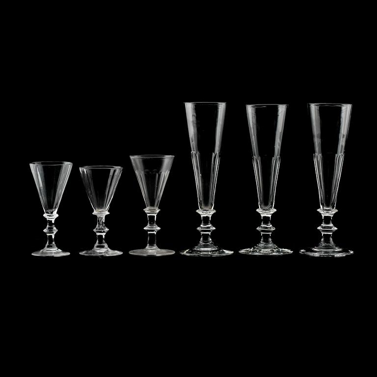 VINGLAS, 10 st samt CHAMPAGNESTRUTAR, 3 st, snarlika, 1800-tal.