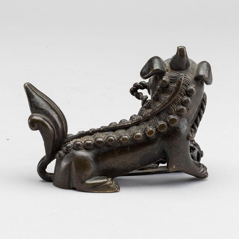 FOHUND, Kina omkring 1900 patinerad brons.