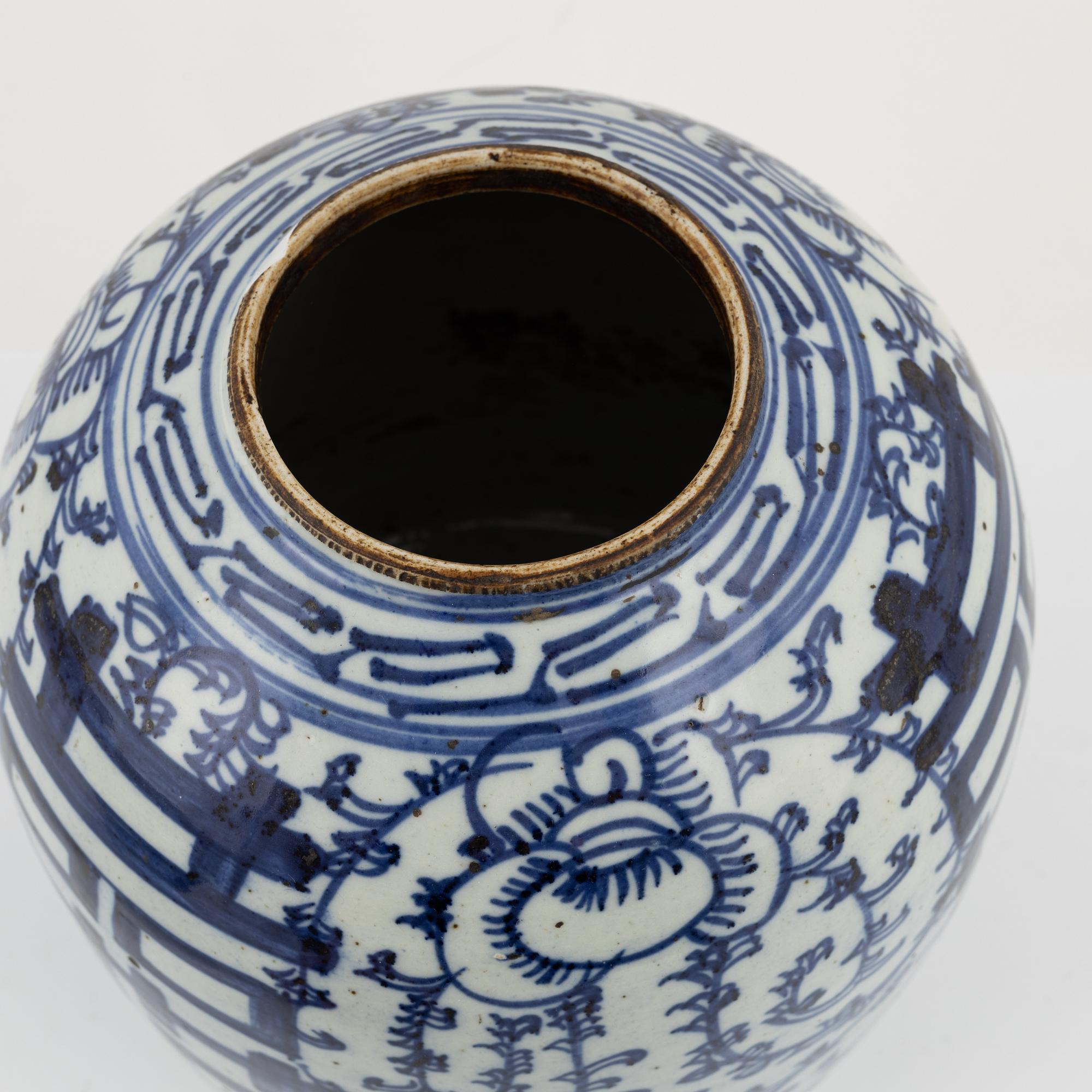 Two lidded urna, and a bowl, porcleain, China, around 1900.