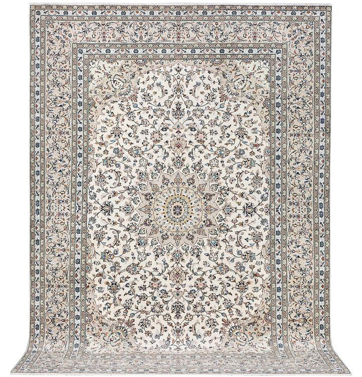 A Kashan carpet, c. 345 x 240 cm.
