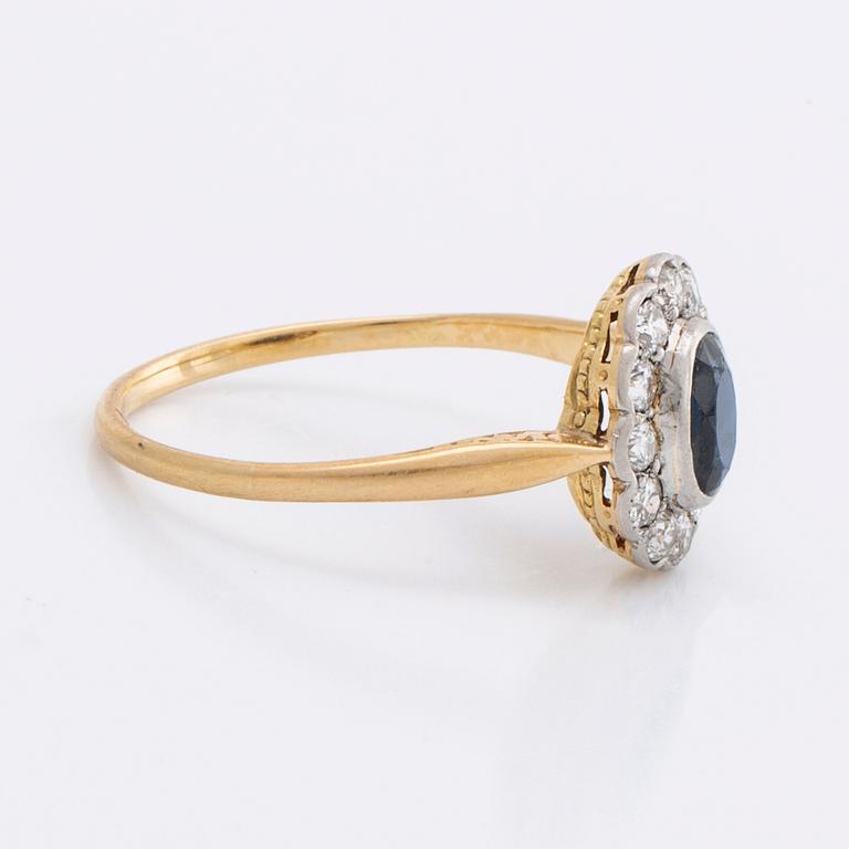 RING 18K gold w 1 sapphire approx 5 x 3 mm and old-cut diamonds approx 0,35 ct in total.