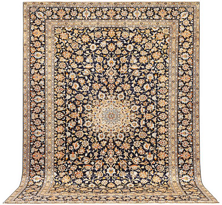 A Kashan carpet, a. 405 x 290 cm.