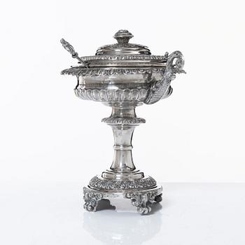 Sockerskål på fot, silver, Fredrik Nymansson, Kristinehamn 1839. Senempire.