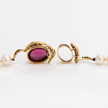 Pärlcollier, odlade pärlor, 18K guld, diamanter ca 0.47 ct totalt och turmalin. Torbjörn Tillander, Helsingfors 1984.