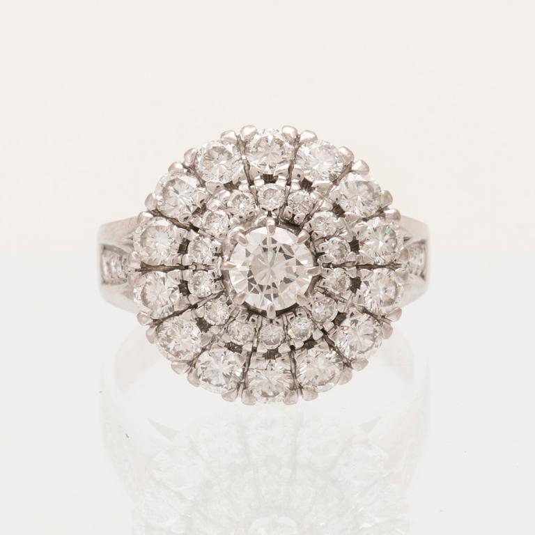 An 18K white gold ring/cocktail ring with round brilliant-cut diamonds, Petterssons Eftr Juvelerar Ab Joh Stockholm 1945.