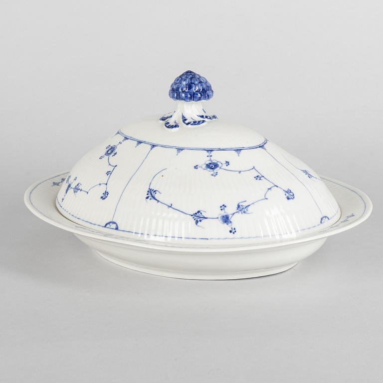 A 'Blue Fluted Plain' porcelain tureen / ragout dish with cover, Royal Copenhagen, 19th century.