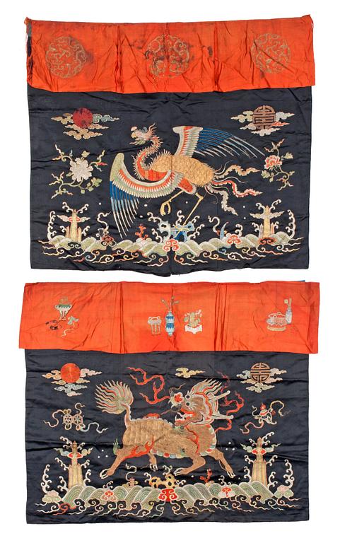EMBROIDERIES, 1 pair, silk. 86-88 x 98-100 cm each. China around 1900.