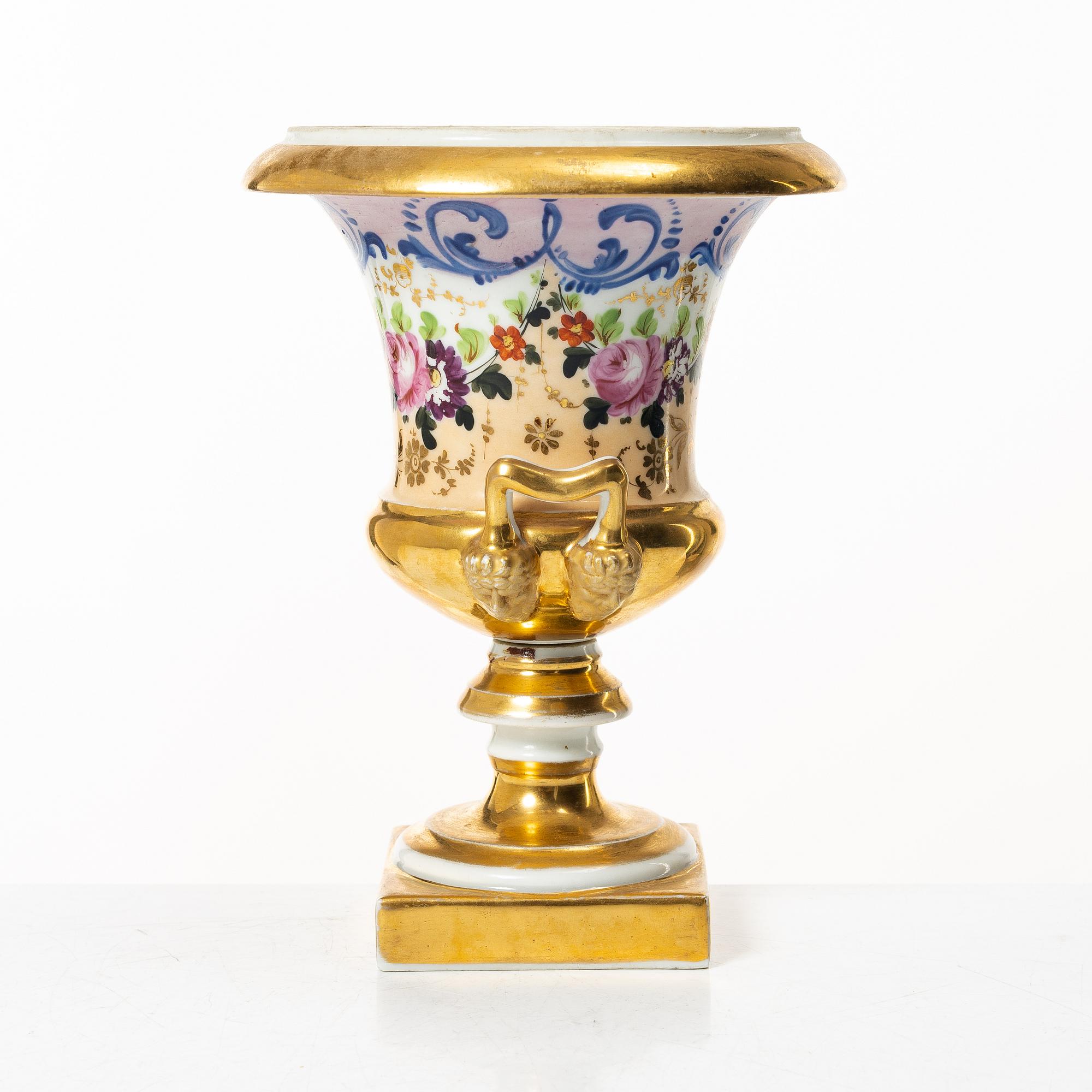 A porcelain urn, Empire, first half/mid 19th century.