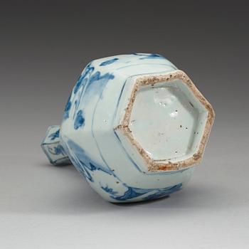 A blue and white bottle, Transition 17th century.