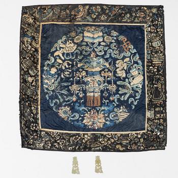 Broderi, siden samt två dekordelar i sten, Kina, Qingdynastin.