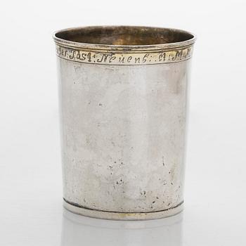 Bägare, silver, mästarstämpel OWL, 1700-talets mitt, gravyr daterad  1760. Oidentifierad mästare.