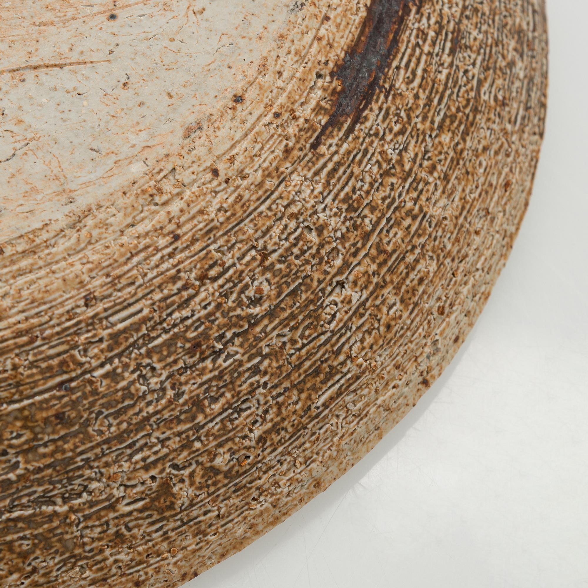 Annikki Hovisaari, skålfat, chamotterat stengods, signerad AH Arabia.