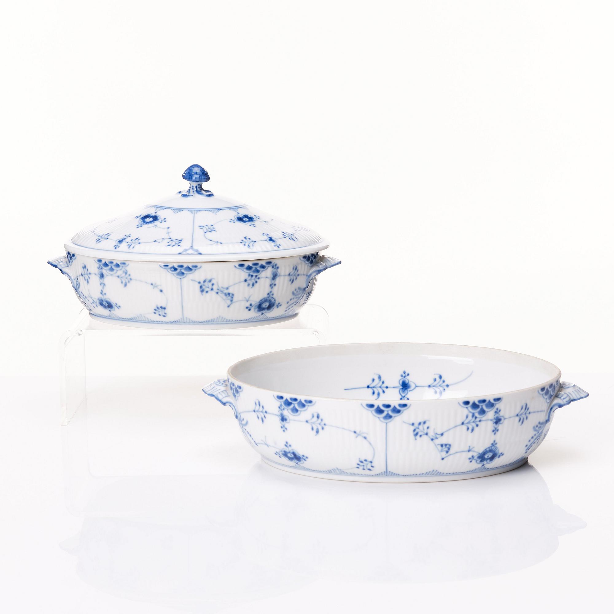 Royal Copenhagen, a 107 pieces 'Musselmalet' porcelain service, 20th century.