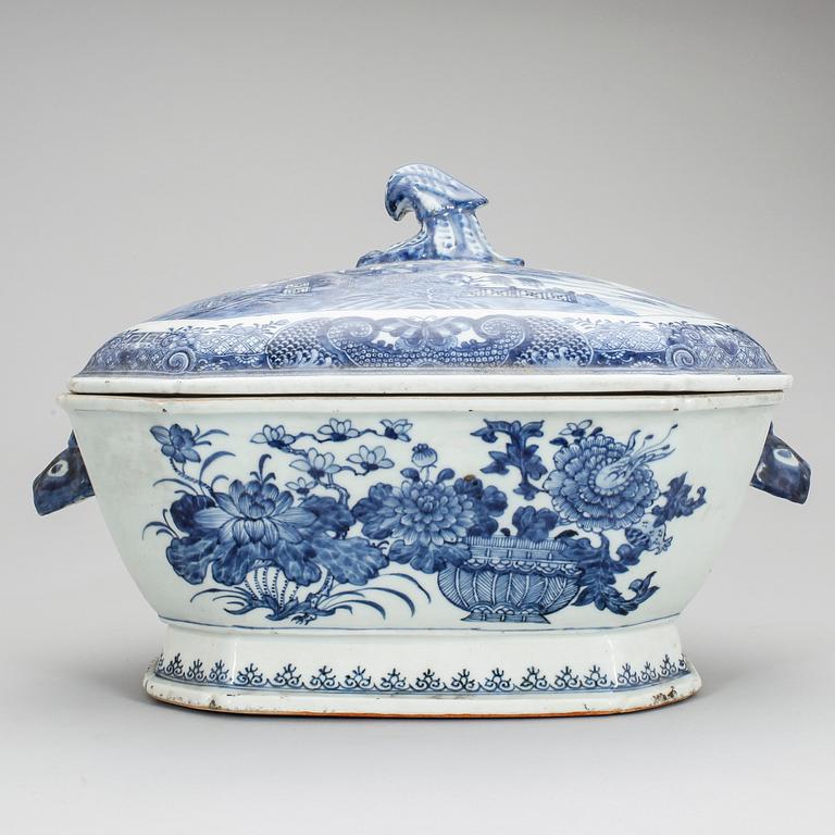 TERRIN MED LOCK, porslin, Kina, Qianlong 1736-1795.