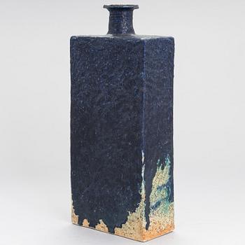 ANNIKKI HOVISAARI, VAS, stengods, signerad AH Arabia.