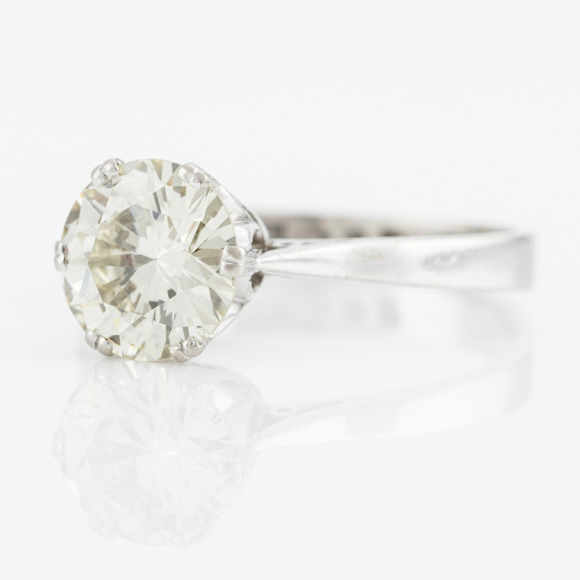 Ring in 18K white gold with brilliant-cut diamond.