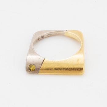 Ring med gul briljantslipad diamant.