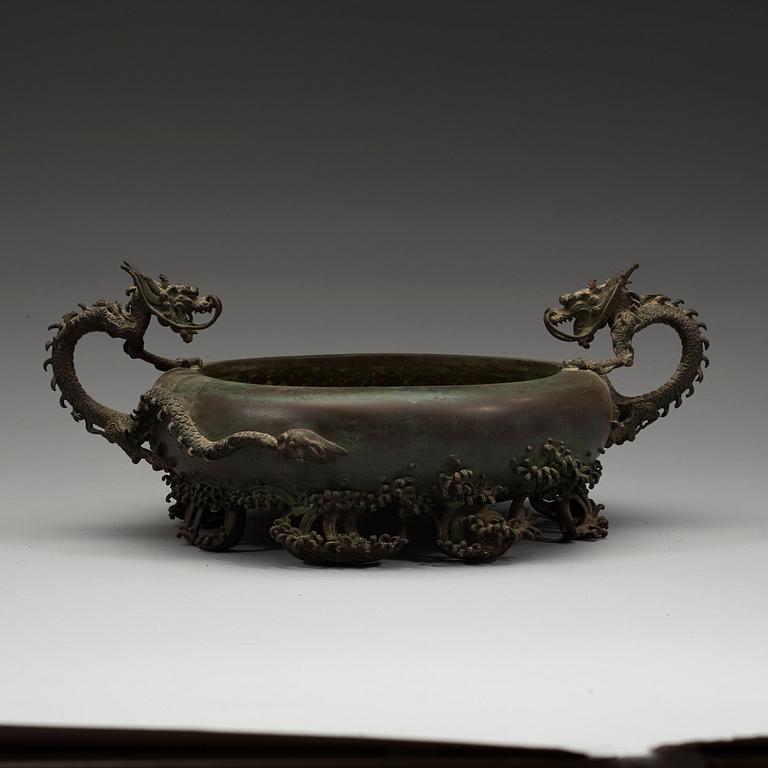 A Japanese bronze censer with dragon handles, Meiji (1868-1912).