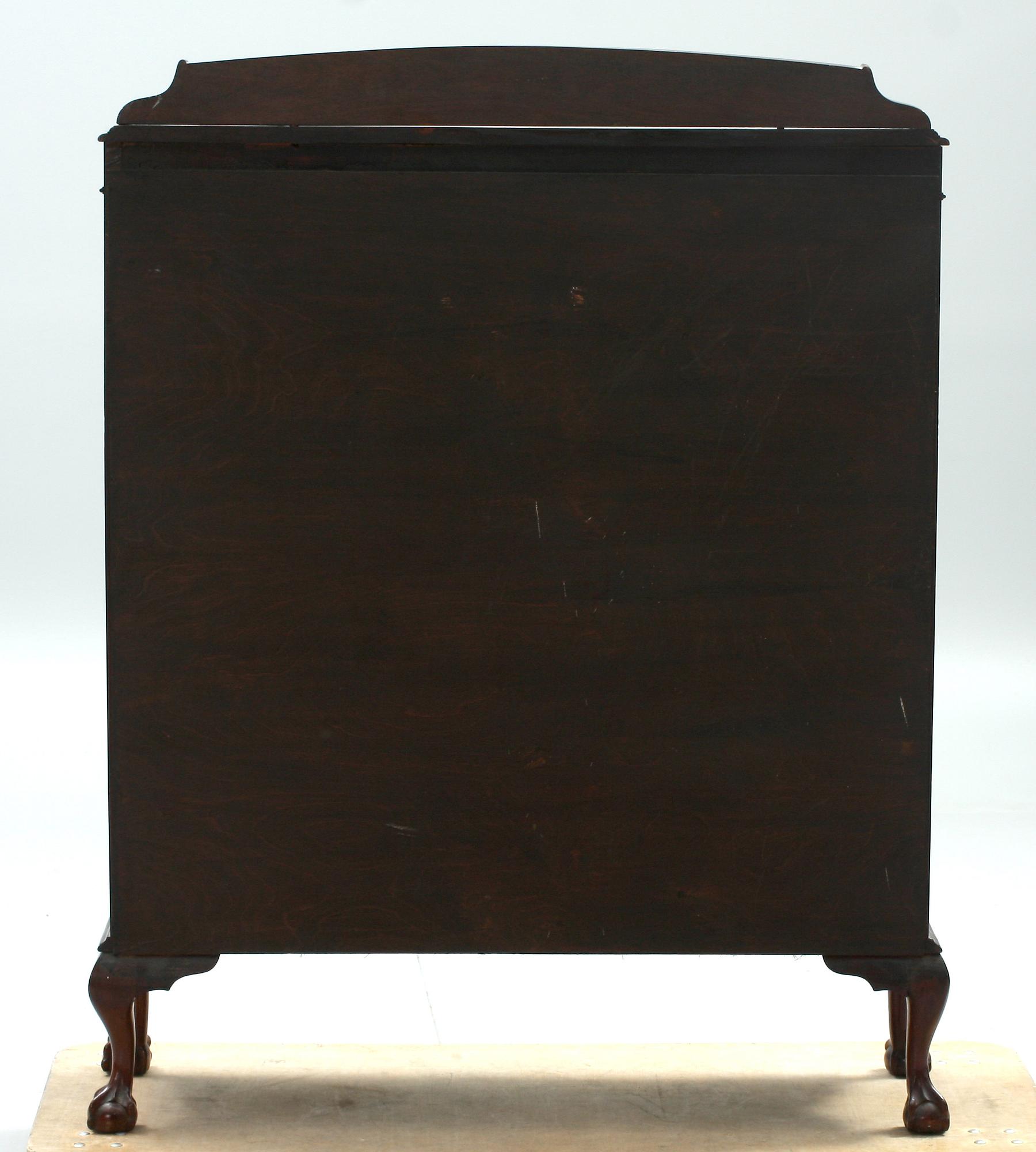 VITRINSKÅP, engelsk stil, 1900-talets första häft, England.