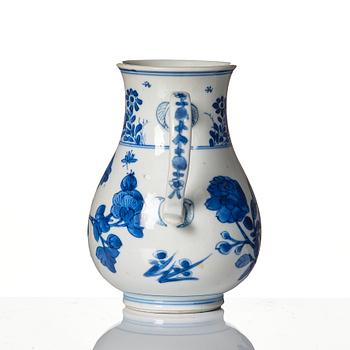 A blue and white ewer, Qing dynasty, Kangxi (1662-1722).