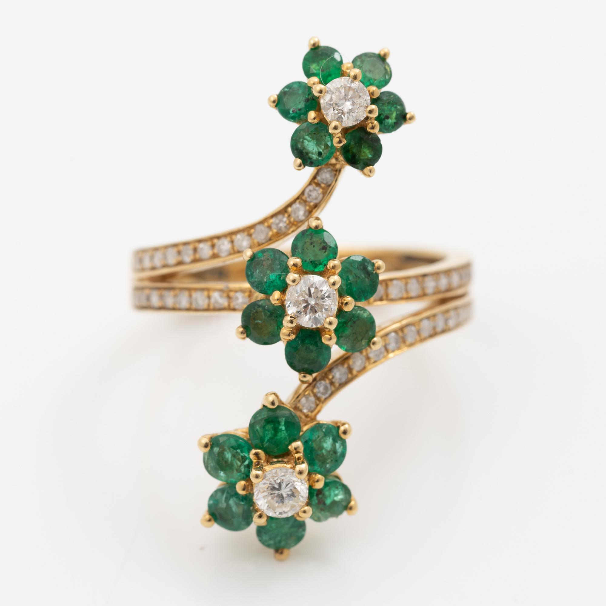 Ring, 18K gold with emeralds and brilliant-cut diamonds.