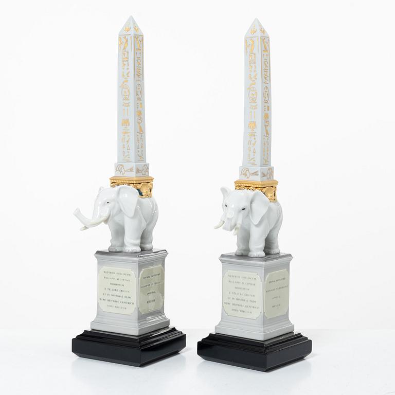 Lladró, figuriner, ett par, "Pulcini obelisk (golden white left)" samt "Pulcini obelisk (golden white right)", Spanien.